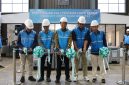 Direktur Utama PLN Nusantara Power Ruly Firmansyah  (tengah) didampingi Direktur Operasi Pembangkit Batu Bara PLN NP Rachmanoe Indarto (samping kiri), Senior Manager PLN NP UP Muara Tawar Harmanto (samping kanan), GM UMRO Henry Pariaman (paling kiri) dan  SM JIRE UMRO Kornel Bram Rahadi (paling kanan) melakukan pengguntingan pita yang menandai penyerahan kali pertama HGPP repair mesin Siemens UP Muara Tawar.