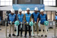 Direktur Utama PLN Nusantara Power Ruly Firmansyah  (tengah) didampingi Direktur Operasi Pembangkit Batu Bara PLN NP Rachmanoe Indarto (samping kiri), Senior Manager PLN NP UP Muara Tawar Harmanto (samping kanan), GM UMRO Henry Pariaman (paling kiri) dan  SM JIRE UMRO Kornel Bram Rahadi (paling kanan) melakukan pengguntingan pita yang menandai penyerahan kali pertama HGPP repair mesin Siemens UP Muara Tawar.