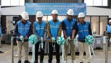 Direktur Utama PLN Nusantara Power Ruly Firmansyah  (tengah) didampingi Direktur Operasi Pembangkit Batu Bara PLN NP Rachmanoe Indarto (samping kiri), Senior Manager PLN NP UP Muara Tawar Harmanto (samping kanan), GM UMRO Henry Pariaman (paling kiri) dan  SM JIRE UMRO Kornel Bram Rahadi (paling kanan) melakukan pengguntingan pita yang menandai penyerahan kali pertama HGPP repair mesin Siemens UP Muara Tawar.
