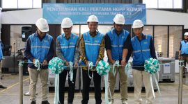 Direktur Utama PLN Nusantara Power Ruly Firmansyah  (tengah) didampingi Direktur Operasi Pembangkit Batu Bara PLN NP Rachmanoe Indarto (samping kiri), Senior Manager PLN NP UP Muara Tawar Harmanto (samping kanan), GM UMRO Henry Pariaman (paling kiri) dan  SM JIRE UMRO Kornel Bram Rahadi (paling kanan) melakukan pengguntingan pita yang menandai penyerahan kali pertama HGPP repair mesin Siemens UP Muara Tawar.