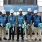 Direktur Utama PLN Nusantara Power Ruly Firmansyah  (tengah) didampingi Direktur Operasi Pembangkit Batu Bara PLN NP Rachmanoe Indarto (samping kiri), Senior Manager PLN NP UP Muara Tawar Harmanto (samping kanan), GM UMRO Henry Pariaman (paling kiri) dan  SM JIRE UMRO Kornel Bram Rahadi (paling kanan) melakukan pengguntingan pita yang menandai penyerahan kali pertama HGPP repair mesin Siemens UP Muara Tawar.