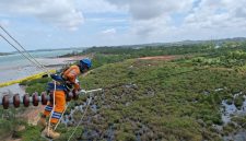 Petugas PLN tengah melakukan pemeliharaan jaringan transmisi Saluran Udara Tegangan Tinggi (SUTT) 150 kiloVolt (kV) sebagai bagian dari upaya memastikan keandalan pasokan listrik secara nasional. Komitmen ini menjadi fondasi dalam mendorong peningkatan kinerja PLN, yang pada Tahun Buku 2024 ini mencetak pendapatan sebesar Rp545,38 triliun.