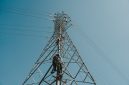 Petugas PLN ketika melakukan pengecekan pada tower transmisi demi menjaga keandalan listrik di Desa Tengatiba, Kec. Aesesa Selatan, Kab. Nagekeo, Nusa Tenggara Timur.
