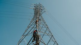 Petugas PLN ketika melakukan pengecekan pada tower transmisi demi menjaga keandalan listrik di Desa Tengatiba, Kec. Aesesa Selatan, Kab. Nagekeo, Nusa Tenggara Timur.