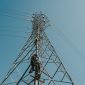 Petugas PLN ketika melakukan pengecekan pada tower transmisi demi menjaga keandalan listrik di Desa Tengatiba, Kec. Aesesa Selatan, Kab. Nagekeo, Nusa Tenggara Timur.