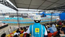 Petugas PLN bersiaga untuk menjaga sistem kelistrikan tetap prima selama gelaran Formula E 2025 Sarinah Jakarta E-Prix di Jakarta International E-Prix Circuit (JIEC), Ancol, Sabtu (21/6).