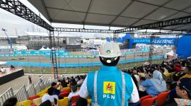 Petugas PLN bersiaga untuk menjaga sistem kelistrikan tetap prima selama gelaran Formula E 2025 Sarinah Jakarta E-Prix di Jakarta International E-Prix Circuit (JIEC), Ancol, Sabtu (21/6).