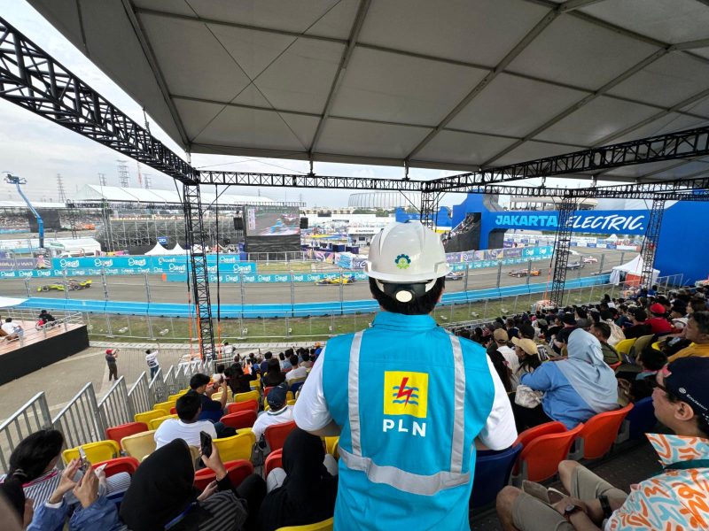 Petugas PLN bersiaga untuk menjaga sistem kelistrikan tetap prima selama gelaran Formula E 2025 Sarinah Jakarta E-Prix di Jakarta International E-Prix Circuit (JIEC), Ancol, Sabtu (21/6).