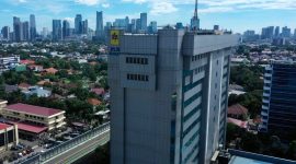 Tampak udara Gedung PLN Kantor Pusat di daerah Kebayoran Baru, Jakarta Selatan. Sepanjang tahun 2024, PLN berhasil mencatat kinerja keuangan yang kokoh dengan memperbaiki debt to equity ratio (DER) menjadi sebesar 38,02% serta meningkatkan consolidated interest coverage ratio (CICR) menjadi 3,71 kali sekaligus memperkuat kapasitas Perseroan dalam menjalankan strategi investasi jangka panjang.