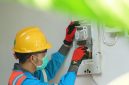 Ilustrasi petugas PLN saat menambah daya pada kWh meter pelanggan. Program diskon tambah daya menjadi bagian dari strategi intensifikasi PLN dalam mengoptimalkan konsumsi listrik pelanggan eksisting. Strategi ini menyumbang 5,80 TWh terhadap pertumbuhan penjualan listrik di tahun 2024.