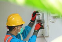 Ilustrasi petugas PLN saat menambah daya pada kWh meter pelanggan. Program diskon tambah daya menjadi bagian dari strategi intensifikasi PLN dalam mengoptimalkan konsumsi listrik pelanggan eksisting. Strategi ini menyumbang 5,80 TWh terhadap pertumbuhan penjualan listrik di tahun 2024.