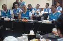 Direktur Manajemen Pembangkitan (DirMKit) PLN (Persero), Rizal Calvary Marimbo (tengah) terkesan dengan  Inisiatif green hydrogen serta program unggulan UMRO seperti 6-ON dan Advance Workshop  yang menunjukkan komitmen kuat PLN Nusantara Power terhadap efisiensi dan keberlanjutan. Hal ini diungkapkan dalam kunjungannya di Unit Pembangkitan Muara Karang pada Minggu (22/6) di Jakarta.