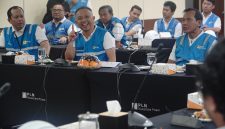 Direktur Manajemen Pembangkitan (DirMKit) PLN (Persero), Rizal Calvary Marimbo (tengah) terkesan dengan  Inisiatif green hydrogen serta program unggulan UMRO seperti 6-ON dan Advance Workshop  yang menunjukkan komitmen kuat PLN Nusantara Power terhadap efisiensi dan keberlanjutan. Hal ini diungkapkan dalam kunjungannya di Unit Pembangkitan Muara Karang pada Minggu (22/6) di Jakarta.