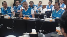 Direktur Manajemen Pembangkitan (DirMKit) PLN (Persero), Rizal Calvary Marimbo (tengah) terkesan dengan  Inisiatif green hydrogen serta program unggulan UMRO seperti 6-ON dan Advance Workshop  yang menunjukkan komitmen kuat PLN Nusantara Power terhadap efisiensi dan keberlanjutan. Hal ini diungkapkan dalam kunjungannya di Unit Pembangkitan Muara Karang pada Minggu (22/6) di Jakarta.