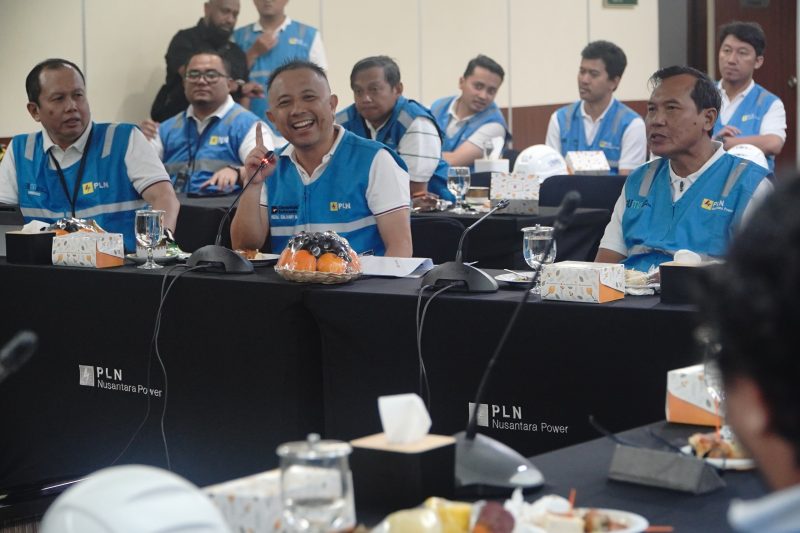 Direktur Manajemen Pembangkitan (DirMKit) PLN (Persero), Rizal Calvary Marimbo (tengah) terkesan dengan  Inisiatif green hydrogen serta program unggulan UMRO seperti 6-ON dan Advance Workshop  yang menunjukkan komitmen kuat PLN Nusantara Power terhadap efisiensi dan keberlanjutan. Hal ini diungkapkan dalam kunjungannya di Unit Pembangkitan Muara Karang pada Minggu (22/6) di Jakarta.