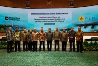 Direktur Perencanaan Korporat dan Pengembangan Bisnis PT PLN (Persero), Hartanto Wibowo (tengah berbatik gelap dengan kacamat), Direktur Transmisi dan Perencanaan Sistem PLN (Persero) Edwin Nugraha Putra (samping kanan Hartanto)
dan Ketua YPK PLN  Supriyadi (keempat dari kiri) berfoto bersama jajaran Direksi dan Komisaris PLN Nusantara Power dalam RUPS  yang digelar pekan lalu. Dalam kesempatan itu Hartanto mengapresiasi kinerja laba perusahaan asosiasi  yang mencerminkan kekuatan PLN NP dalam membangun kolaborasi strategis melalui joint venture yang berdaya saing tinggi.