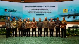 Direktur Perencanaan Korporat dan Pengembangan Bisnis PT PLN (Persero), Hartanto Wibowo (tengah berbatik gelap dengan kacamat), Direktur Transmisi dan Perencanaan Sistem PLN (Persero) Edwin Nugraha Putra (samping kanan Hartanto)
dan Ketua YPK PLN  Supriyadi (keempat dari kiri) berfoto bersama jajaran Direksi dan Komisaris PLN Nusantara Power dalam RUPS  yang digelar pekan lalu. Dalam kesempatan itu Hartanto mengapresiasi kinerja laba perusahaan asosiasi  yang mencerminkan kekuatan PLN NP dalam membangun kolaborasi strategis melalui joint venture yang berdaya saing tinggi.