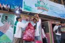 Ilustrasi petugas menimbang sampah hasil aksi Zero Waste Warriors di Bank Sampah Sasude, Medan Maimun, Kota Medan, Sumatera Utara. Aksi serentak di berbagai daerah ini mengumpulkan total 170,80 ton sampah, yang jika diolah dengan benar berpotensi menekan emisi karbon hingga 86,27 ton CO₂e.