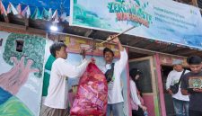 Ilustrasi petugas menimbang sampah hasil aksi Zero Waste Warriors di Bank Sampah Sasude, Medan Maimun, Kota Medan, Sumatera Utara. Aksi serentak di berbagai daerah ini mengumpulkan total 170,80 ton sampah, yang jika diolah dengan benar berpotensi menekan emisi karbon hingga 86,27 ton CO₂e.