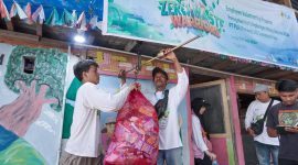 Ilustrasi petugas menimbang sampah hasil aksi Zero Waste Warriors di Bank Sampah Sasude, Medan Maimun, Kota Medan, Sumatera Utara. Aksi serentak di berbagai daerah ini mengumpulkan total 170,80 ton sampah, yang jika diolah dengan benar berpotensi menekan emisi karbon hingga 86,27 ton CO₂e.