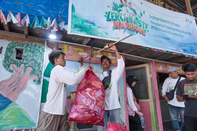 Ilustrasi petugas menimbang sampah hasil aksi Zero Waste Warriors di Bank Sampah Sasude, Medan Maimun, Kota Medan, Sumatera Utara. Aksi serentak di berbagai daerah ini mengumpulkan total 170,80 ton sampah, yang jika diolah dengan benar berpotensi menekan emisi karbon hingga 86,27 ton CO₂e.