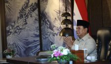 Presiden Republik Indonesia, Prabowo Subianto, saat meresmikan delapan proyek Pembangkit Listrik Tenaga Panas Bumi (PLTP), sebagai bagian dari 55 proyek energi baru terbarukan (EBT) di 15 provinsi, pada Kamis (26/6). Ia menyampaikan bahwa pembangunan PLTP menjadi bukti kemandirian energi Indonesia. Foto: BPMI Setpres
