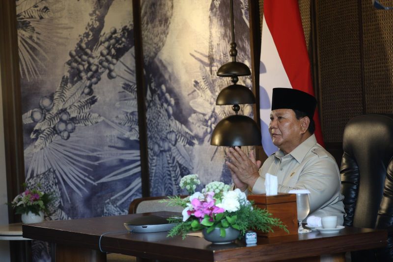 Presiden Republik Indonesia, Prabowo Subianto, saat meresmikan delapan proyek Pembangkit Listrik Tenaga Panas Bumi (PLTP), sebagai bagian dari 55 proyek energi baru terbarukan (EBT) di 15 provinsi, pada Kamis (26/6). Ia menyampaikan bahwa pembangunan PLTP menjadi bukti kemandirian energi Indonesia. Foto: BPMI Setpres