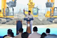 Presiden Republik Indonesia, Prabowo Subianto saat meresmikan Groundbreaking Ekosistem Baterai Kendaraan Listrik Terintegrasi di Kawasan Industri, Karawang, Jawa Barat, pada Minggu (29/6). Ia menyampaikan bahwa proyek strategis nasional ini merupakan upaya untuk mewujudkan swasembada energi, sekaligus simbol kolaborasi lintas sektor dan mitra global. Foto: Biro KLIK Kementerian ESDM