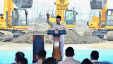 Presiden Republik Indonesia, Prabowo Subianto saat meresmikan Groundbreaking Ekosistem Baterai Kendaraan Listrik Terintegrasi di Kawasan Industri, Karawang, Jawa Barat, pada Minggu (29/6). Ia menyampaikan bahwa proyek strategis nasional ini merupakan upaya untuk mewujudkan swasembada energi, sekaligus simbol kolaborasi lintas sektor dan mitra global. Foto: Biro KLIK Kementerian ESDM
