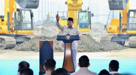 Presiden Republik Indonesia, Prabowo Subianto saat meresmikan Groundbreaking Ekosistem Baterai Kendaraan Listrik Terintegrasi di Kawasan Industri, Karawang, Jawa Barat, pada Minggu (29/6). Ia menyampaikan bahwa proyek strategis nasional ini merupakan upaya untuk mewujudkan swasembada energi, sekaligus simbol kolaborasi lintas sektor dan mitra global. Foto: Biro KLIK Kementerian ESDM