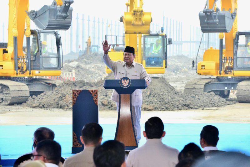 Presiden Republik Indonesia, Prabowo Subianto saat meresmikan Groundbreaking Ekosistem Baterai Kendaraan Listrik Terintegrasi di Kawasan Industri, Karawang, Jawa Barat, pada Minggu (29/6). Ia menyampaikan bahwa proyek strategis nasional ini merupakan upaya untuk mewujudkan swasembada energi, sekaligus simbol kolaborasi lintas sektor dan mitra global. Foto: Biro KLIK Kementerian ESDM