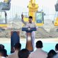 Presiden Republik Indonesia, Prabowo Subianto saat meresmikan Groundbreaking Ekosistem Baterai Kendaraan Listrik Terintegrasi di Kawasan Industri, Karawang, Jawa Barat, pada Minggu (29/6). Ia menyampaikan bahwa proyek strategis nasional ini merupakan upaya untuk mewujudkan swasembada energi, sekaligus simbol kolaborasi lintas sektor dan mitra global. Foto: Biro KLIK Kementerian ESDM