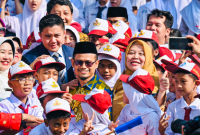 Sekretaris Kabinet, Teddy Indra Wijaya, foto Bersama dengan adik-adik yang turut memeriahkan penyambutan kedatangan Presiden Prancis Emmanuel Macron dan Ibu Brigitte Macron, di Istana Merdeka, Jakarta, pada Rabu, 28 Mei 2025. (Foto: BPMI Setpres)