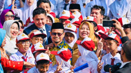 Sekretaris Kabinet, Teddy Indra Wijaya, foto Bersama dengan adik-adik yang turut memeriahkan penyambutan kedatangan Presiden Prancis Emmanuel Macron dan Ibu Brigitte Macron, di Istana Merdeka, Jakarta, pada Rabu, 28 Mei 2025. (Foto: BPMI Setpres)