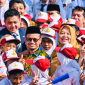 Sekretaris Kabinet, Teddy Indra Wijaya, foto Bersama dengan adik-adik yang turut memeriahkan penyambutan kedatangan Presiden Prancis Emmanuel Macron dan Ibu Brigitte Macron, di Istana Merdeka, Jakarta, pada Rabu, 28 Mei 2025. (Foto: BPMI Setpres)