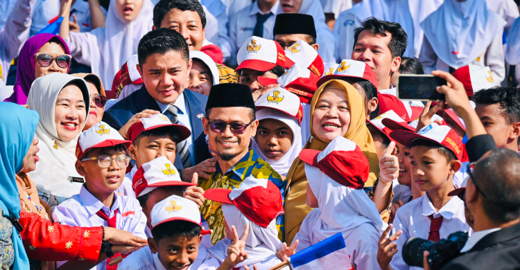 Sekretaris Kabinet, Teddy Indra Wijaya, foto Bersama dengan adik-adik yang turut memeriahkan penyambutan kedatangan Presiden Prancis Emmanuel Macron dan Ibu Brigitte Macron, di Istana Merdeka, Jakarta, pada Rabu, 28 Mei 2025. (Foto: BPMI Setpres)