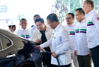 Keterangan Foto 4: Gubernur Jawa Tengah didampingi Direktur Utama Pertamina, Komisaris Utama Pertamina dan Plt Direktur Utama PT Pertamina Patra Niaga melakukan pengisian perdana produk Pertamax Green 95 yang dimulai pemasarannya pada hari ini Kamis, 5 Juni 2025 di Kota Semarang dalam rangka memperingati Hari Lingkungan Hidup Sedunia.