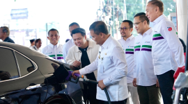 Keterangan Foto 4: Gubernur Jawa Tengah didampingi Direktur Utama Pertamina, Komisaris Utama Pertamina dan Plt Direktur Utama PT Pertamina Patra Niaga melakukan pengisian perdana produk Pertamax Green 95 yang dimulai pemasarannya pada hari ini Kamis, 5 Juni 2025 di Kota Semarang dalam rangka memperingati Hari Lingkungan Hidup Sedunia.