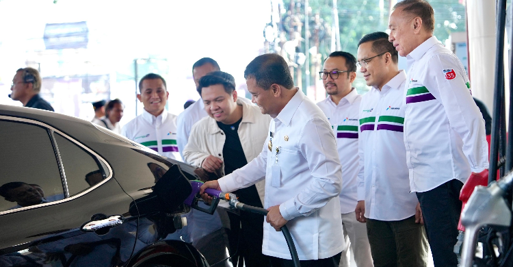 Keterangan Foto 4: Gubernur Jawa Tengah didampingi Direktur Utama Pertamina, Komisaris Utama Pertamina dan Plt Direktur Utama PT Pertamina Patra Niaga melakukan pengisian perdana produk Pertamax Green 95 yang dimulai pemasarannya pada hari ini Kamis, 5 Juni 2025 di Kota Semarang dalam rangka memperingati Hari Lingkungan Hidup Sedunia.