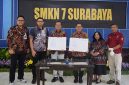 Direktur Operasi Pembangkit Gas PLN NP Komang Parmita (tengah kiri) didampingi Direktur Manajemen Human Capital dan Administrasi PLN NP TB Ari Wibawa M (kedua dari kiri), bersama Kepala Dinas Pendidikan Provinsi Jawa Timur Aries Agung Paewai (tengah kanan) menunjukan naskah nota kesepahaman terkait pengembangan kompetensi peserta didik SMK melalui program vokasi unggulan PLN NP Class. yang baru saja ditandatangani di Surabaya, pada Jumat (4/7).
