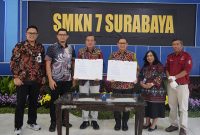 Direktur Operasi Pembangkit Gas PLN NP Komang Parmita (tengah kiri) didampingi Direktur Manajemen Human Capital dan Administrasi PLN NP TB Ari Wibawa M (kedua dari kiri), bersama Kepala Dinas Pendidikan Provinsi Jawa Timur Aries Agung Paewai (tengah kanan) menunjukan naskah nota kesepahaman terkait pengembangan kompetensi peserta didik SMK melalui program vokasi unggulan PLN NP Class. yang baru saja ditandatangani di Surabaya, pada Jumat (4/7).