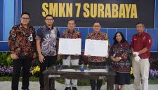 Direktur Operasi Pembangkit Gas PLN NP Komang Parmita (tengah kiri) didampingi Direktur Manajemen Human Capital dan Administrasi PLN NP TB Ari Wibawa M (kedua dari kiri), bersama Kepala Dinas Pendidikan Provinsi Jawa Timur Aries Agung Paewai (tengah kanan) menunjukan naskah nota kesepahaman terkait pengembangan kompetensi peserta didik SMK melalui program vokasi unggulan PLN NP Class. yang baru saja ditandatangani di Surabaya, pada Jumat (4/7).