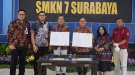 Direktur Operasi Pembangkit Gas PLN NP Komang Parmita (tengah kiri) didampingi Direktur Manajemen Human Capital dan Administrasi PLN NP TB Ari Wibawa M (kedua dari kiri), bersama Kepala Dinas Pendidikan Provinsi Jawa Timur Aries Agung Paewai (tengah kanan) menunjukan naskah nota kesepahaman terkait pengembangan kompetensi peserta didik SMK melalui program vokasi unggulan PLN NP Class. yang baru saja ditandatangani di Surabaya, pada Jumat (4/7).