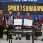 Direktur Operasi Pembangkit Gas PLN NP Komang Parmita (tengah kiri) didampingi Direktur Manajemen Human Capital dan Administrasi PLN NP TB Ari Wibawa M (kedua dari kiri), bersama Kepala Dinas Pendidikan Provinsi Jawa Timur Aries Agung Paewai (tengah kanan) menunjukan naskah nota kesepahaman terkait pengembangan kompetensi peserta didik SMK melalui program vokasi unggulan PLN NP Class. yang baru saja ditandatangani di Surabaya, pada Jumat (4/7).