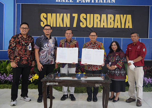 Direktur Operasi Pembangkit Gas PLN NP Komang Parmita (tengah kiri) didampingi Direktur Manajemen Human Capital dan Administrasi PLN NP TB Ari Wibawa M (kedua dari kiri), bersama Kepala Dinas Pendidikan Provinsi Jawa Timur Aries Agung Paewai (tengah kanan) menunjukan naskah nota kesepahaman terkait pengembangan kompetensi peserta didik SMK melalui program vokasi unggulan PLN NP Class. yang baru saja ditandatangani di Surabaya, pada Jumat (4/7).