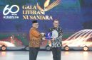 Menteri Pendidikan Dasar dan Menengah RI, Abdul Mu'ti (kiri) ketika memberikan Apresiasi Literasi Nusantara 2025 kepada Direktur Utama PLN Darmawan Prasodjo yang diwakili oleh Sekretaris Perusahaan PLN Alois Wisnuhardana (kanan) pada agenda Hari Ulang Tahun (HUT) Ke-60 Harian Kompas di Jakarta pada Senin (30/6).