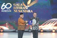 Menteri Pendidikan Dasar dan Menengah RI, Abdul Mu'ti (kiri) ketika memberikan Apresiasi Literasi Nusantara 2025 kepada Direktur Utama PLN Darmawan Prasodjo yang diwakili oleh Sekretaris Perusahaan PLN Alois Wisnuhardana (kanan) pada agenda Hari Ulang Tahun (HUT) Ke-60 Harian Kompas di Jakarta pada Senin (30/6).