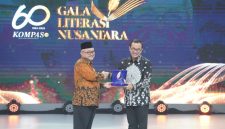 Menteri Pendidikan Dasar dan Menengah RI, Abdul Mu'ti (kiri) ketika memberikan Apresiasi Literasi Nusantara 2025 kepada Direktur Utama PLN Darmawan Prasodjo yang diwakili oleh Sekretaris Perusahaan PLN Alois Wisnuhardana (kanan) pada agenda Hari Ulang Tahun (HUT) Ke-60 Harian Kompas di Jakarta pada Senin (30/6).