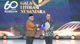 Menteri Pendidikan Dasar dan Menengah RI, Abdul Mu'ti (kiri) ketika memberikan Apresiasi Literasi Nusantara 2025 kepada Direktur Utama PLN Darmawan Prasodjo yang diwakili oleh Sekretaris Perusahaan PLN Alois Wisnuhardana (kanan) pada agenda Hari Ulang Tahun (HUT) Ke-60 Harian Kompas di Jakarta pada Senin (30/6).