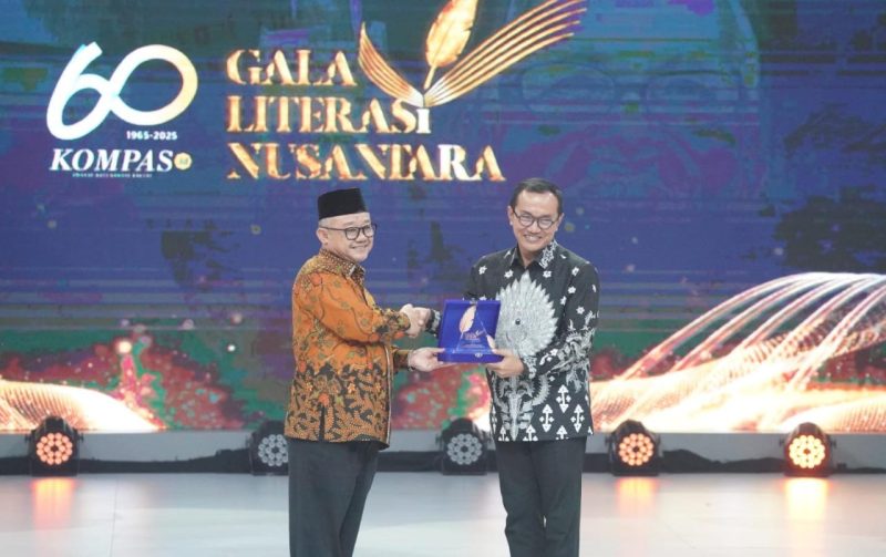 Menteri Pendidikan Dasar dan Menengah RI, Abdul Mu'ti (kiri) ketika memberikan Apresiasi Literasi Nusantara 2025 kepada Direktur Utama PLN Darmawan Prasodjo yang diwakili oleh Sekretaris Perusahaan PLN Alois Wisnuhardana (kanan) pada agenda Hari Ulang Tahun (HUT) Ke-60 Harian Kompas di Jakarta pada Senin (30/6).